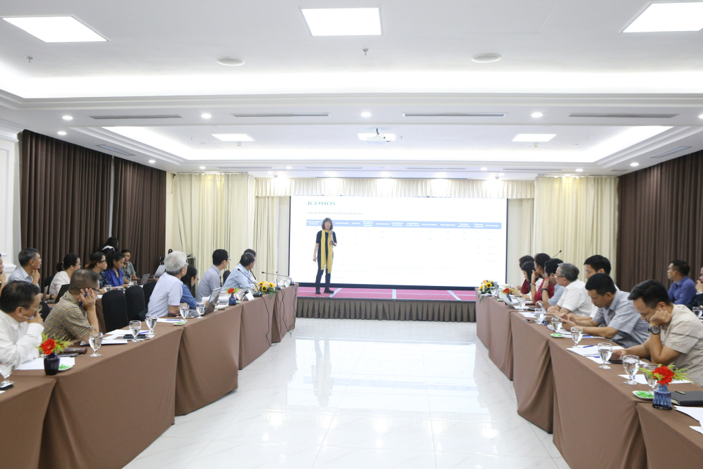 Bà Inaba Nobuko, chuyên gia quốc tế nội bộ trao đổi về kết quả tiền thẩm định tại thực địa tham quan hệ thống di tích đề cử để tư vấn hoàn thiện Hồ sơ đề cử Quần thể di tích và danh thắng Yên Tử - Vĩnh Nghiêm – Côn Sơn, Kiếp Bạc.