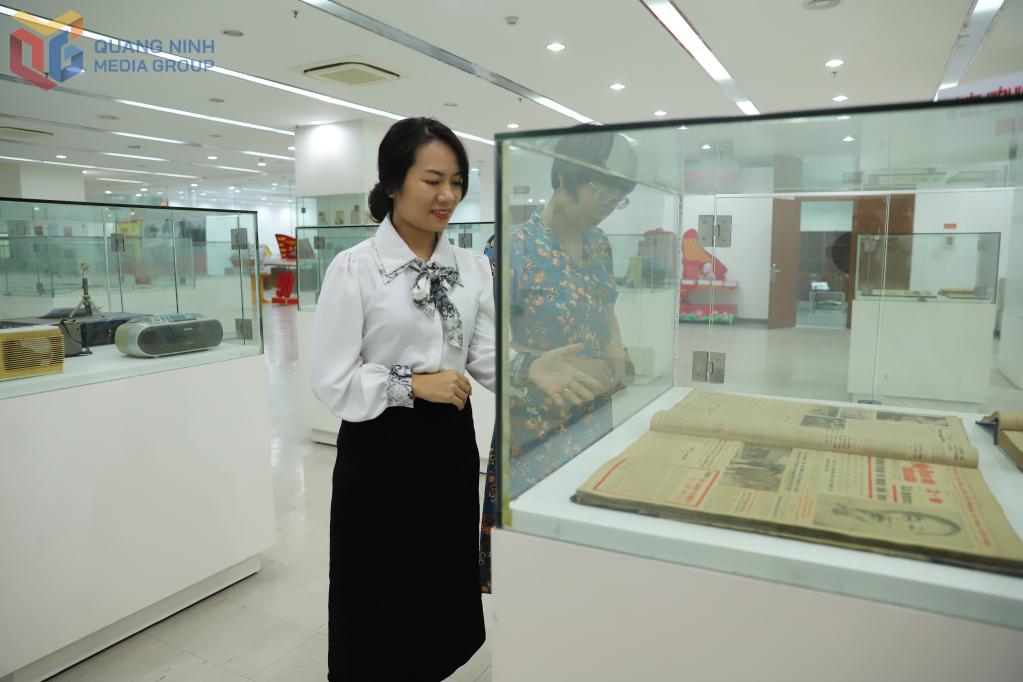 Cán bộ Thư viện tỉnh kiểm tra không gian trưng bày báo chí.