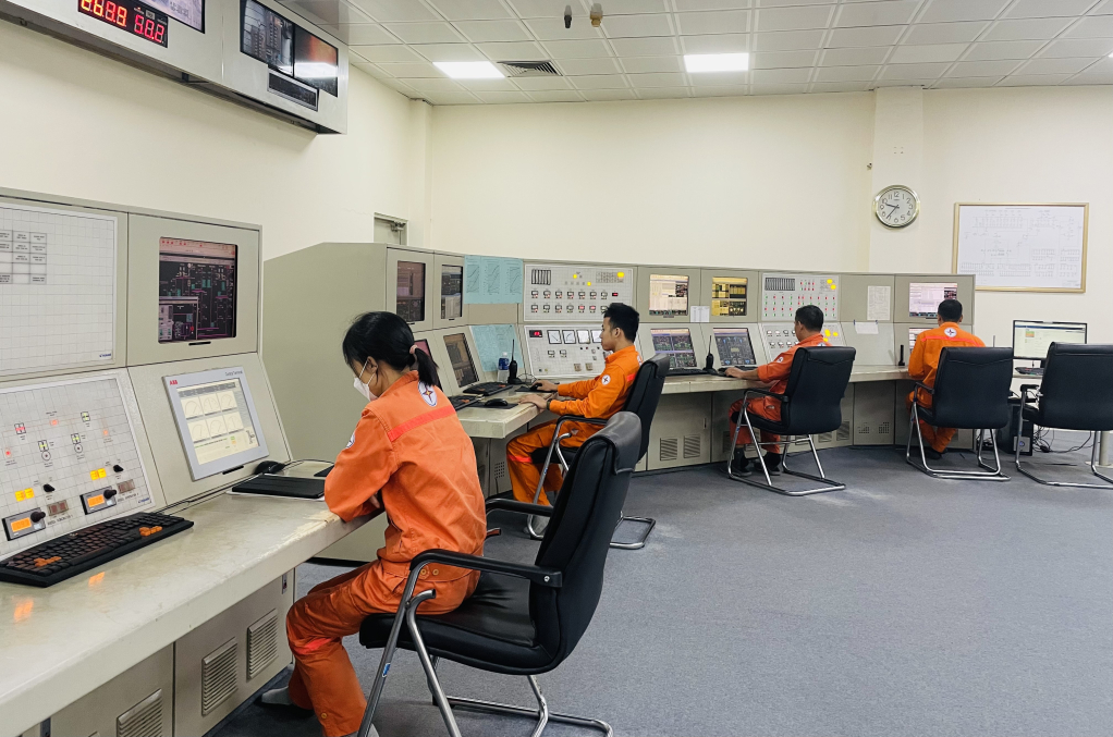 Công ty Nhiệt điện Uông Bí luôn quan tâm chăm lo điều kiện làm việc cho người lao động. (Ảnh: Trung tâm điều hành sản xuất của công ty).