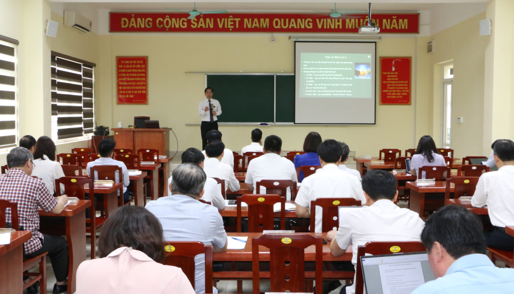 Học viên tham gia nghiên cứu, học tập các chuyên đề do giảng viên Học viện Chính trị Quốc gia Hồ Chí Minh truyền đạt tại Lớp bồi dưỡng, cập nhật kiến thức cho cán bộ đương nhiệm các chức danh lãnh đạo, quản lý diện Ban Thường vụ Tỉnh ủy quản lý năm 2024.