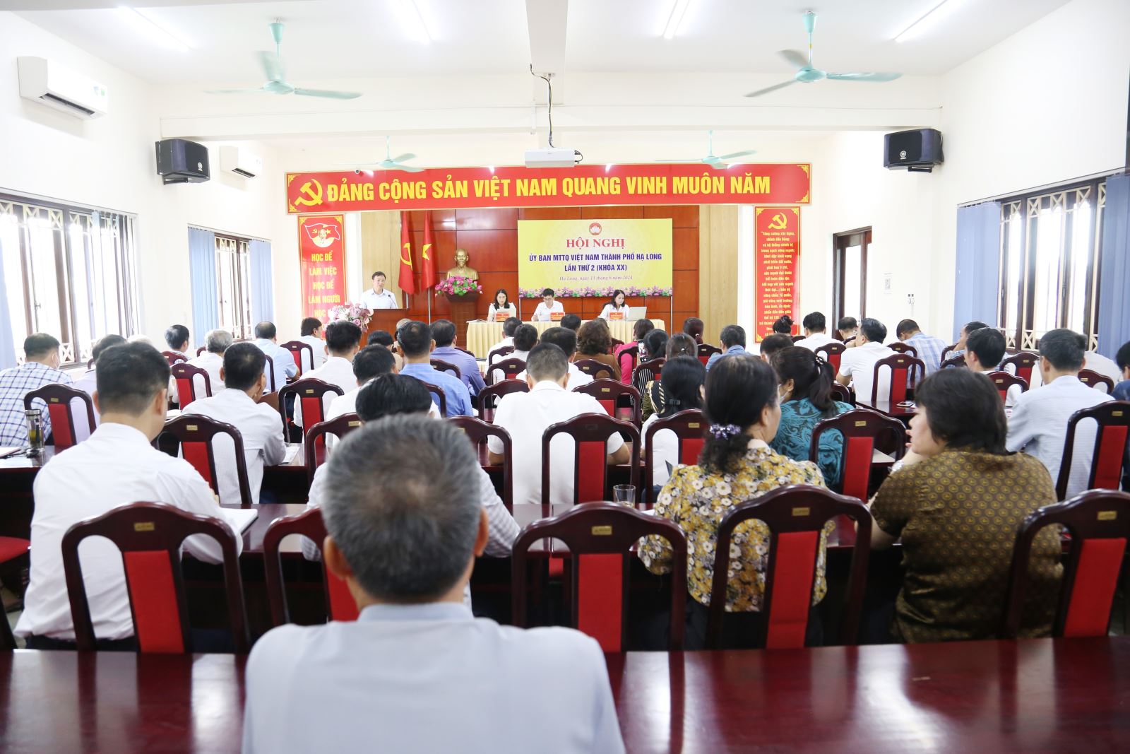UB MTTQ Việt Nam TP Hạ Long tổ chức hội nghị để thông tin về tình hình phát triển kinh tế - xã hội 6 tháng đầu năm, phương hướng nhiệm vụ 6 tháng cuối năm 2024 của thành phố. Ảnh: Trần Thanh (Trung tâm TT-VH Hạ Long)