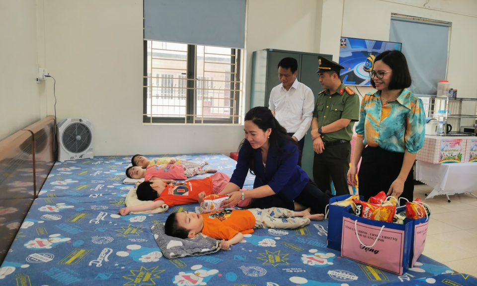 Phó Chủ tịch UBND tỉnh Nguyễn Thị Hạnh thăm, tặng quà trẻ em có hoàn cảnh đặc biệt 