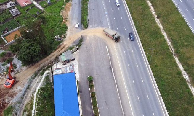 Công an Thanh Hóa tìm người nhận 3 triệu để mở rào chắn cho xe tải chở đất quay đầu trên cao tốc