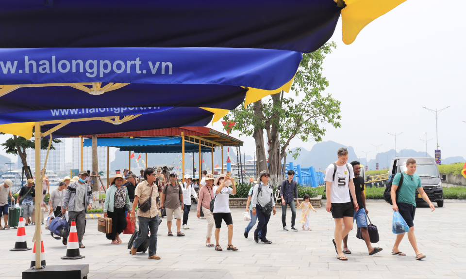 Du lịch Quảng Ninh "bùng nổ" ngày đầu hè