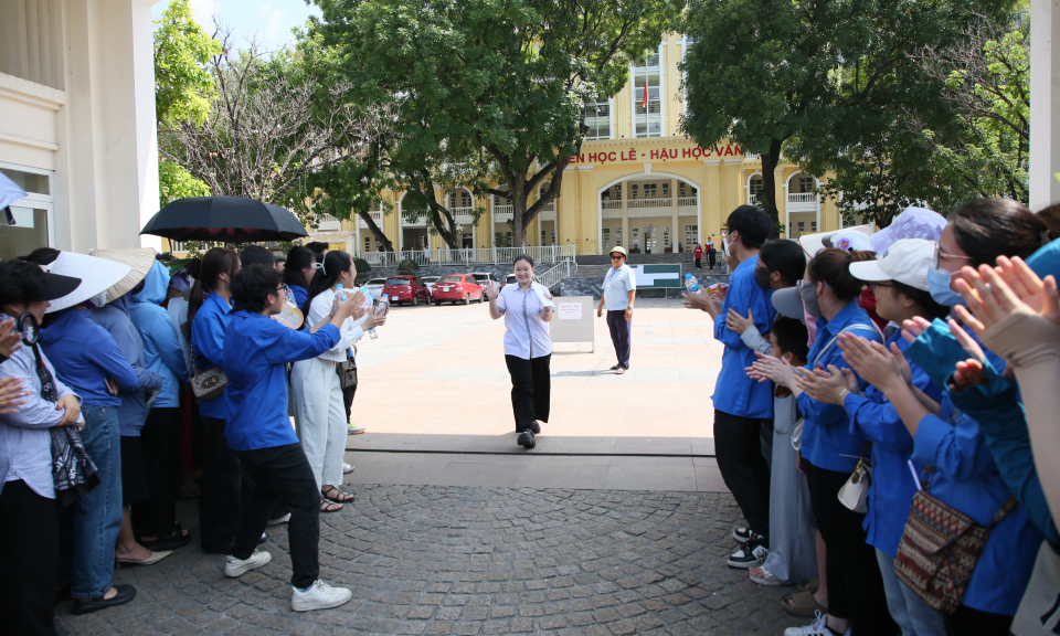 Các thí sinh hoàn thanh môn Toán, kết thúc kỳ thi tuyển sinh lớp 10 hệ không chuyên