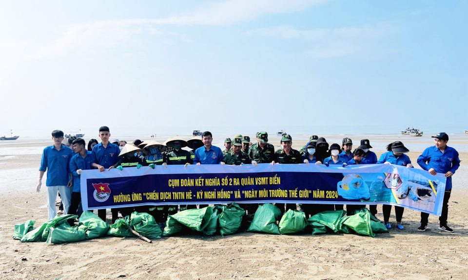 Ra quân dọn vệ sinh bãi biển Trà Cổ