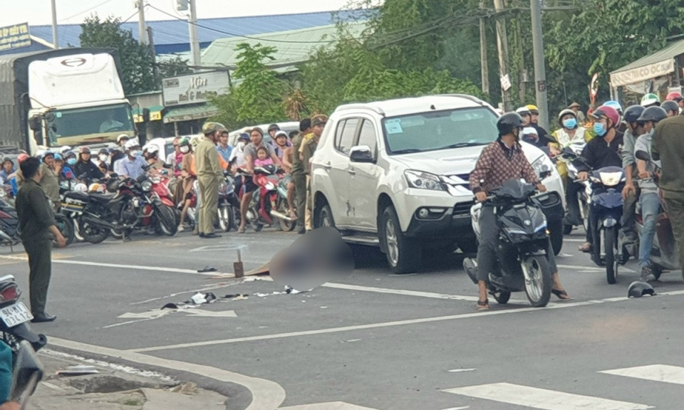 Xe máy tông mạnh đuôi ô tô dừng đèn đỏ, nam thanh niên tử vong