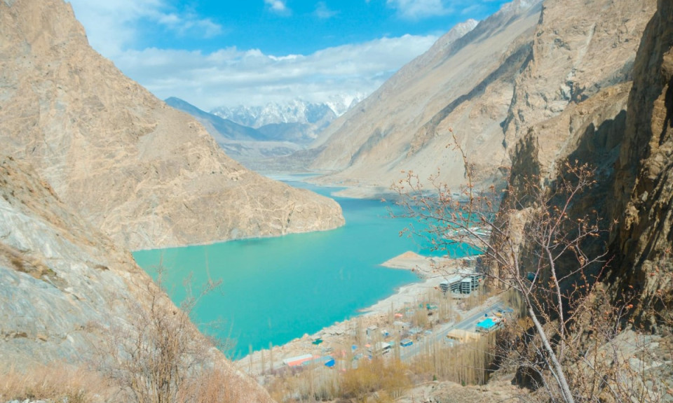 Hồ nước xanh biếc được tạo ra từ động đất ở Pakistan