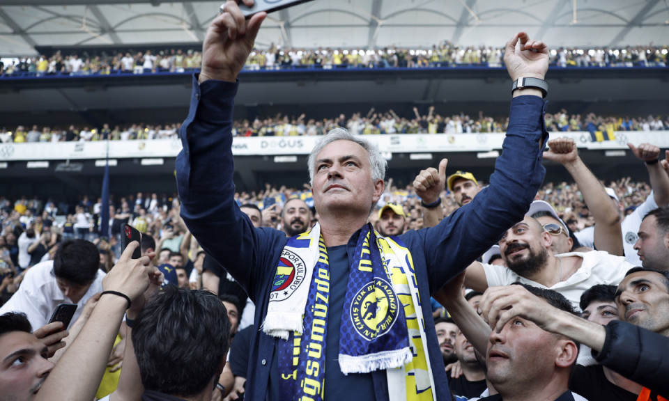 Biển người chào đón Mourinho ra mắt Fenerbahce