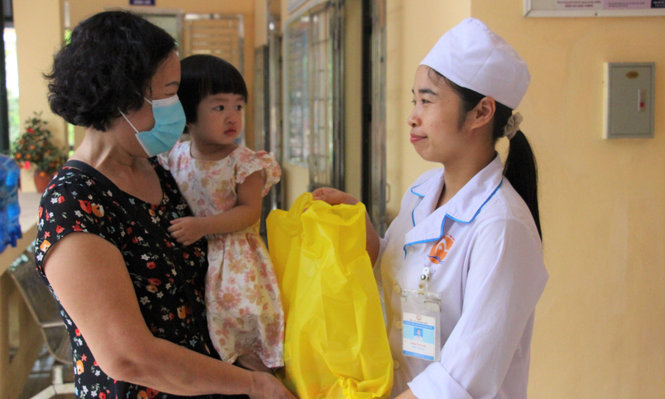 TX Quảng Yên: 330 trẻ em dưới 6 tuổi được khám bệnh và tặng quà