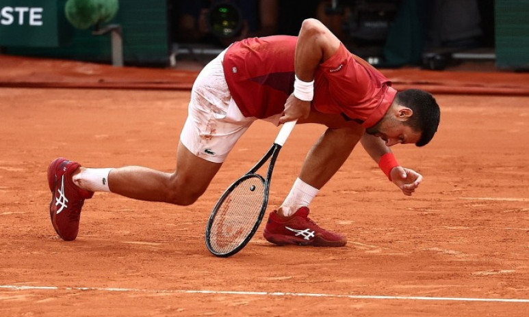 Djokovic thoát hiểm ở Roland Garros dù chấn thương