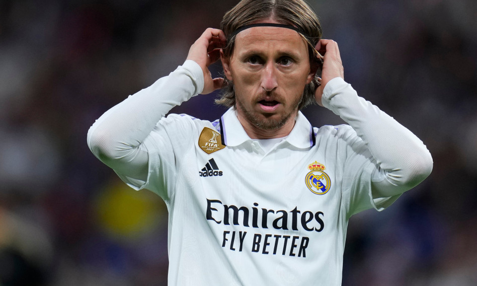 Modric gia hạn hợp đồng với Real