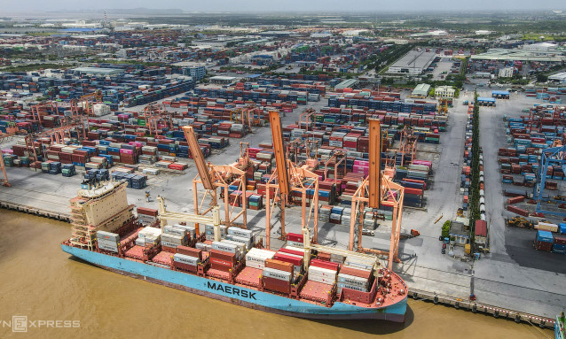 Nhập siêu quay lại sau 23 tháng