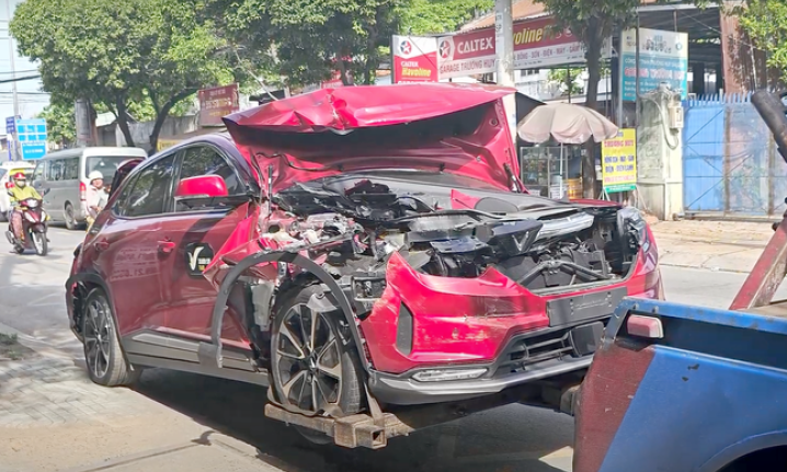 Tai nạn liên hoàn ở Hóc Môn, ô tô con bị 2 xe tải kẹp biến dạng