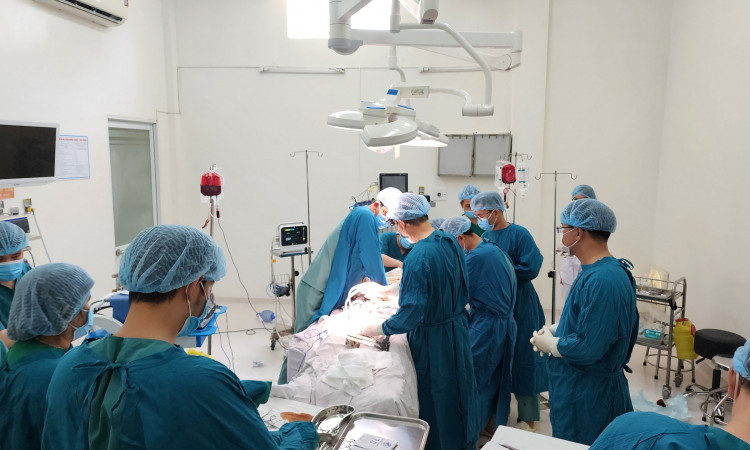 Điều tra vụ một người nước ngoài bị đâm tử vong trên đường