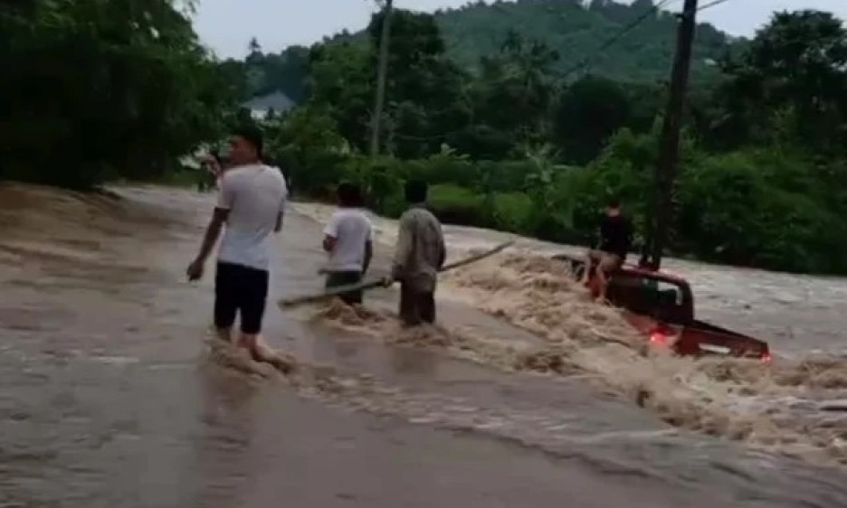 Xe bán tải bị lũ cuốn, 2 người may mắn thoát chết