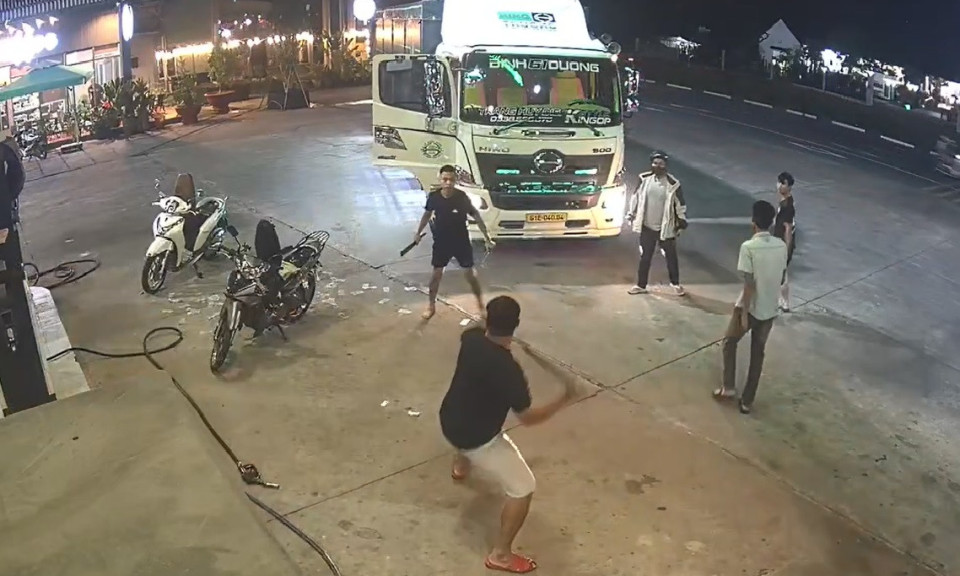 Nhóm người chém nhau loạn xạ tại cây xăng ở Bình Dương