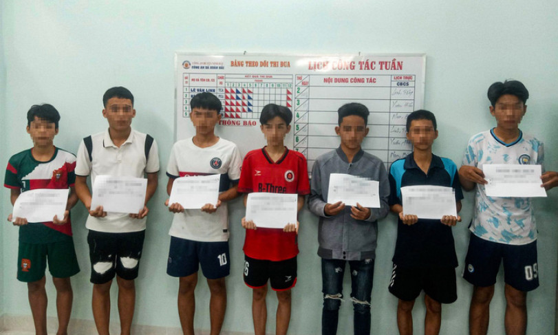 10 thanh thiếu niên đứng trên cầu vượt, ném đá xuống cao tốc Cam Lâm - Vĩnh Hảo