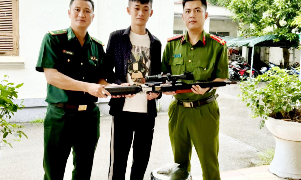 Đồn Biên phòng Trà Cổ tiếp nhận vũ khí người dân giao nộp