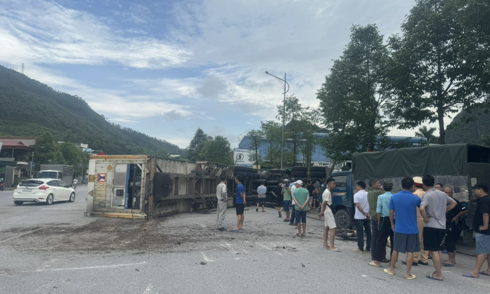 Xe container mất lái gây tai nạn tại nút giao khu vực Ngã 3 Quang Hanh