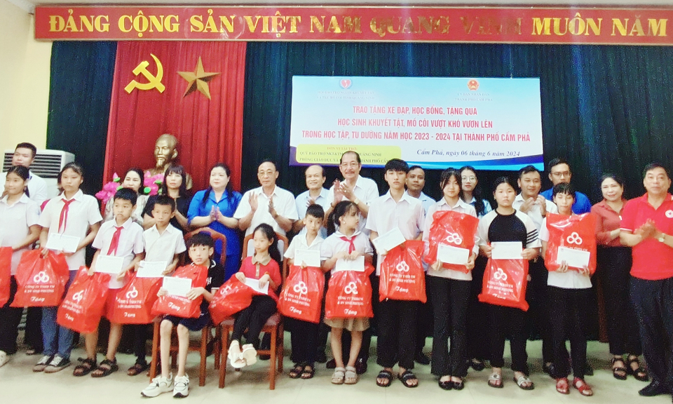 Trao tặng xe đạp, học bổng cho học sinh khuyết tật, mồ côi tại TP Cẩm Phả