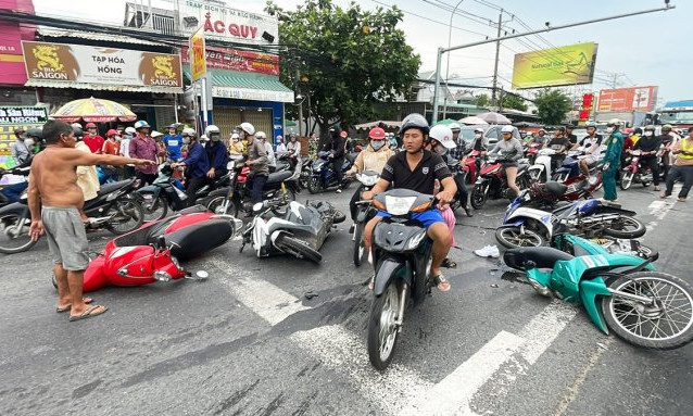 Ôtô khách tông loạt xe máy, hai người chết