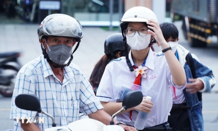 Phía Đông Bắc Bộ nhiều mây, có mưa rào và dông rải rác