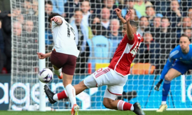 Man City bất ngờ ra giá bán Julian Alvarez
