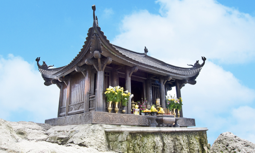 Pilgrimage to the Buddhist sanctuary on Yen Tu Mountain