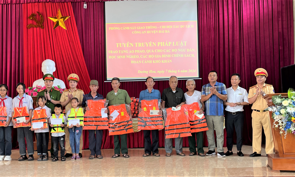 Tặng áo phao, mũ bảo hiểm cho ngư dân, gia đình chính sách, học sinh vượt khó