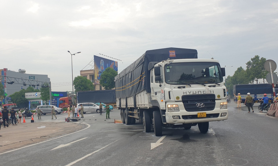 Xe tải ôm cua cán chết bé trai 9 tuổi tại giao lộ ở Bình Dương