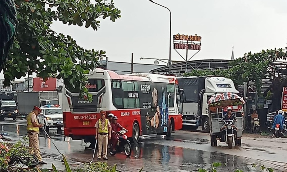 Xe khách trơn trượt quay ngang văng trúng xe máy, 2 người thương vong