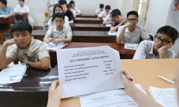 Hai học sinh bị đình chỉ thi vì mang điện thoại