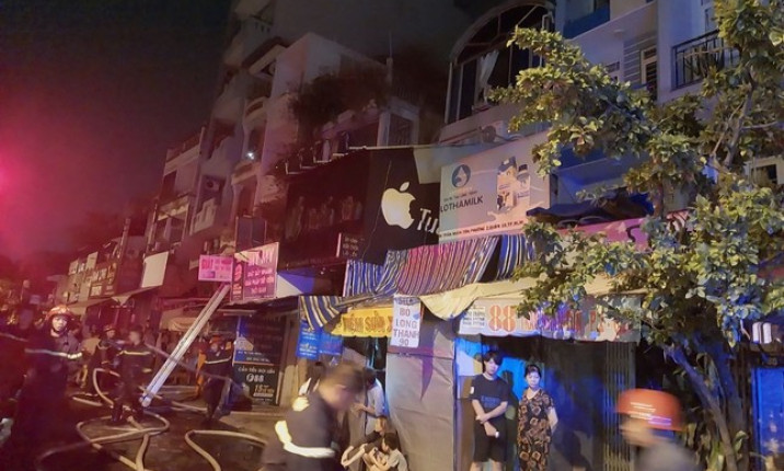 Cháy nhà ở TPHCM, cảnh sát giải cứu 4 người