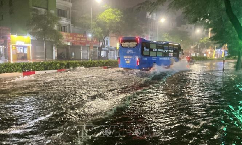 Hà Nội: Mưa xuyên đêm, nhiều tuyến phố ngập úng cục bộ