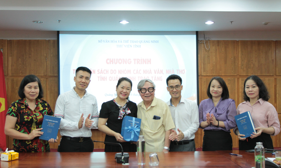 Thư viện tỉnh tiếp nhận sách do các tác giả trong tỉnh trao tặng