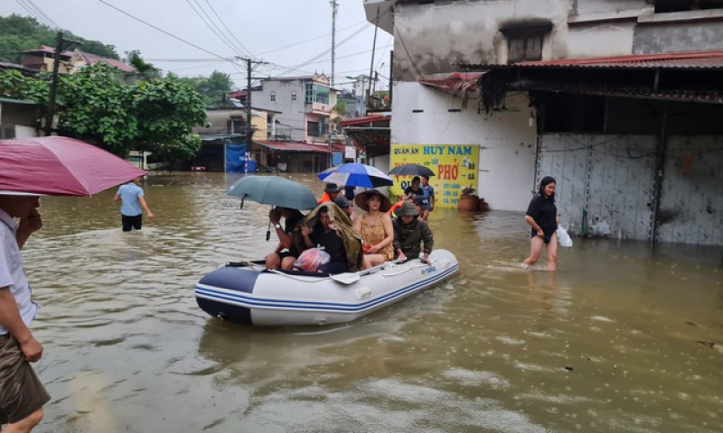 Hà Giang: Phá dỡ mái nhà giải cứu 4 người bị mắc kẹt do nước lũ dâng cao