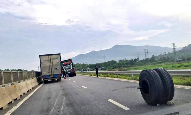 Xe giường nằm văng hai bánh trên cao tốc