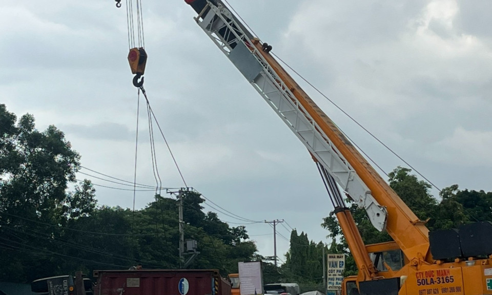 Vào cua nhanh, xe container đổ sập xuống đường suýt đè trúng xe máy