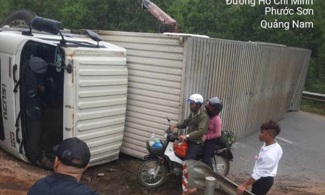 Xe tải lật chắn ngang đường Hồ Chí Minh, giao thông tê liệt