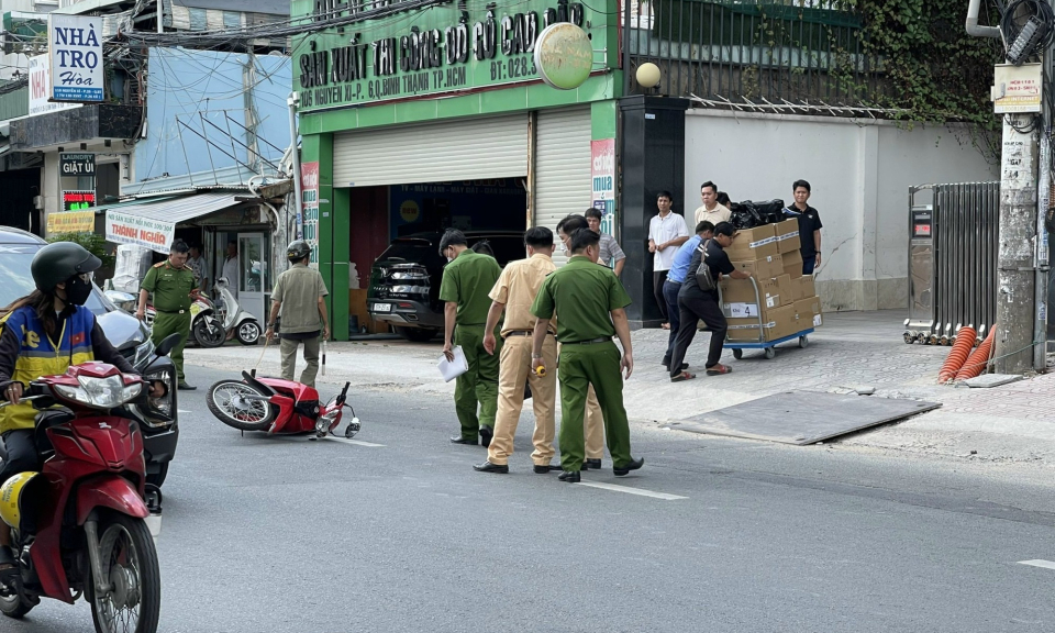 Va chạm với ô tô bán tải, người phụ nữ ngã xuống đường tử vong
