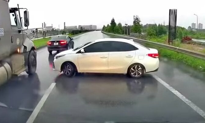 Đi ngược chiều trên cao tốc Hà Nội - Bắc Giang, tài xế bị xử phạt 17 triệu đồng