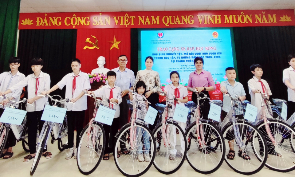 Trao tặng xe đạp, học bổng cho học sinh mồ côi, khuyết tật trên địa bàn TP Hạ Long
