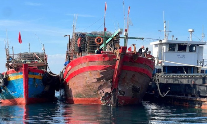 Tàu hàng va chạm với thuyền cá, 8 ngư dân may mắn được cứu sống