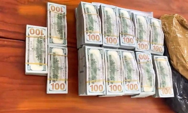 Bắt người vận chuyển trái phép hơn nửa triệu USD qua biên giới