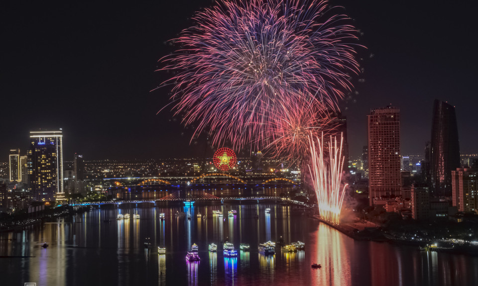 American, Italian fireworks light up Da Nang
