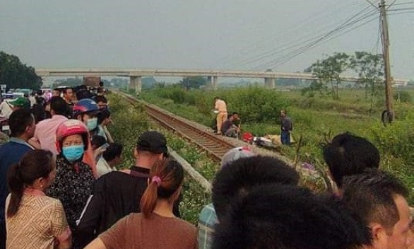 Người đàn ông đi xe máy bị tàu đâm tử vong ở Hưng Yên