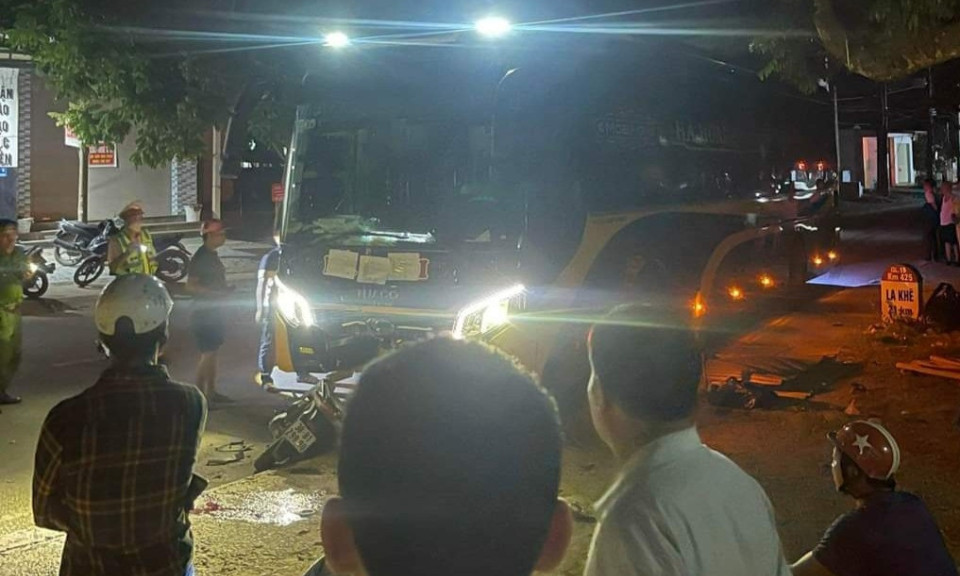 Xe máy tông trực diện ô tô khách, 2 thanh niên tử vong