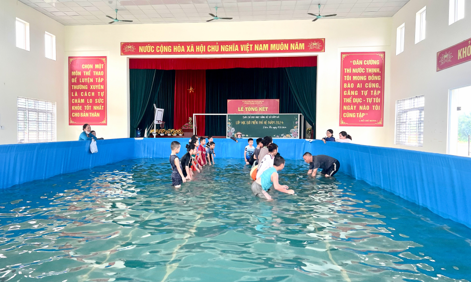 Đầm Hà: Khai giảng lớp dạy bơi miễn phí cho thanh thiếu nhi