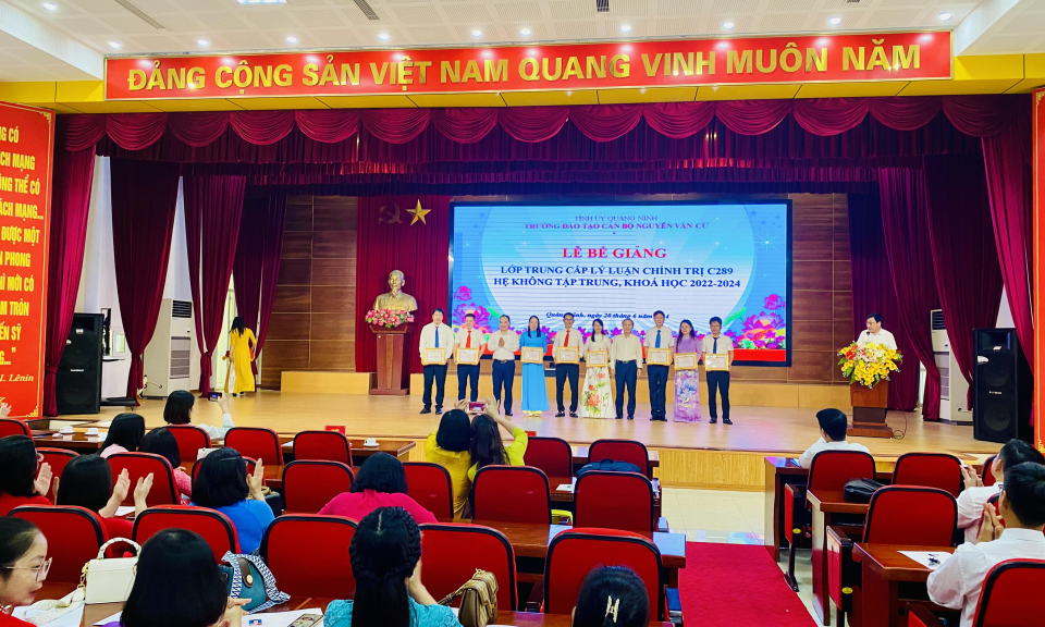 Khai giảng và bế giảng các lớp Trung cấp lý luận chính trị 